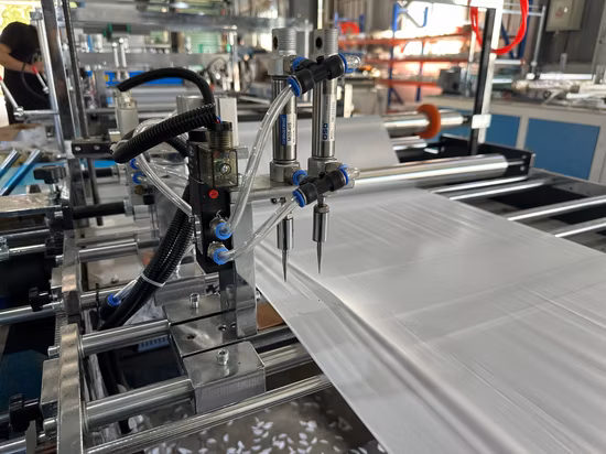 Машина для изготовления пакетов с чередующимся перекрытием и шнурком с вытяжной лентой Машина для изготовления пакетов по частям Машина для изготовления пакетов в рулонах